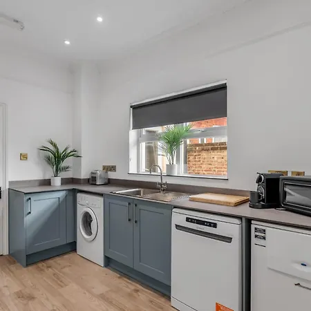 Holiday home 5-bed 3-bath Ideal For Large Groups *