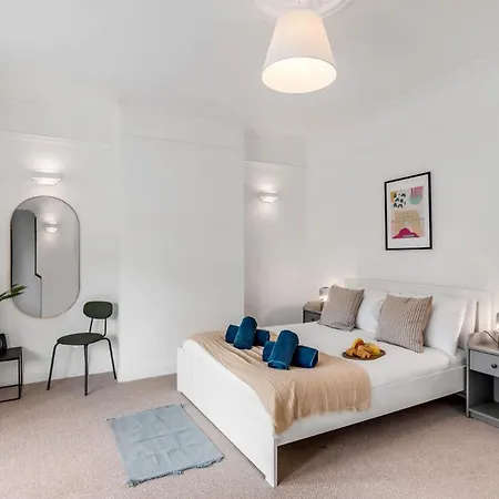 5-bed 3-bath Ideal For Large Groups Ringland