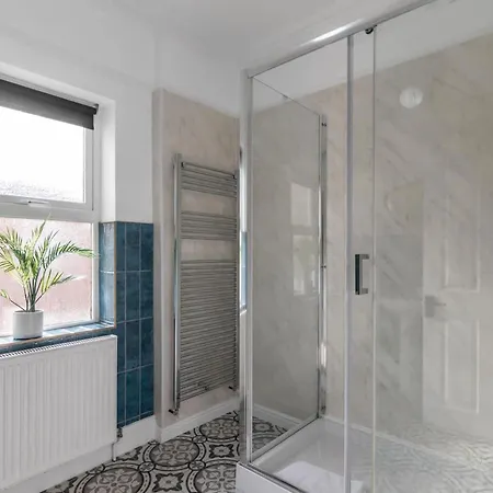 5-bed 3-bath Ideal For Large Groups Holiday home Ringland