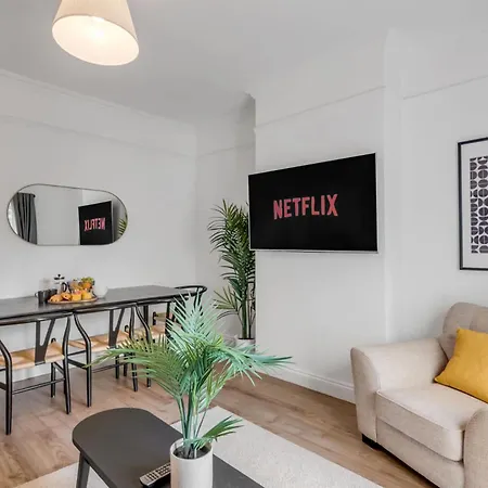 5-bed 3-bath Ideal For Large Groups Ringland