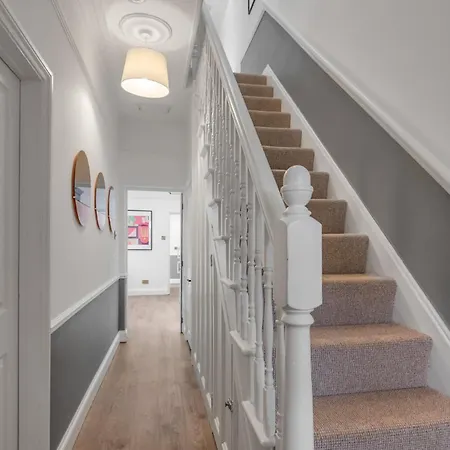 5-bed 3-bath Ideal For Large Groups Holiday home Ringland