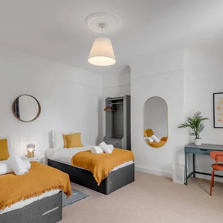 5-bed 3-bath Ideal For Large Groups Holiday home *
