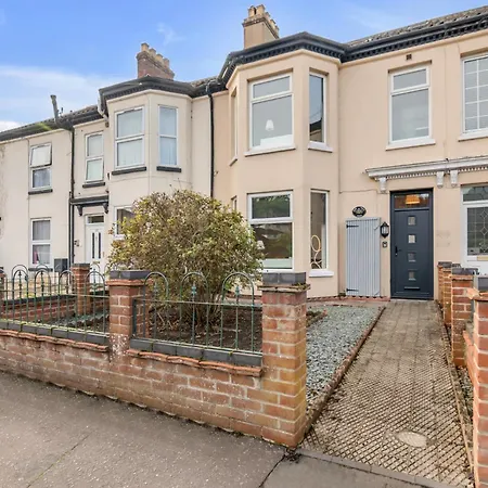Holiday home 5-bed 3-bath Ideal For Large Groups *