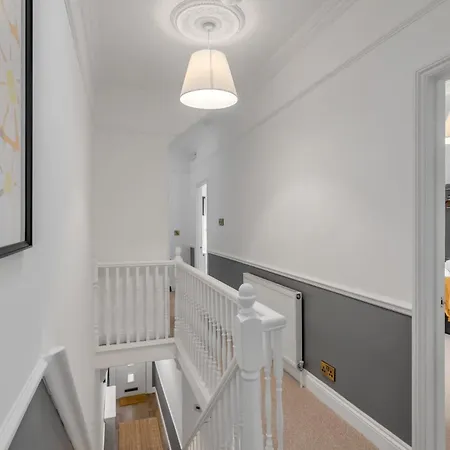 5-bed 3-bath Ideal For Large Groups Ringland