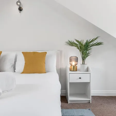 5-bed 3-bath Ideal For Large Groups * Ringland